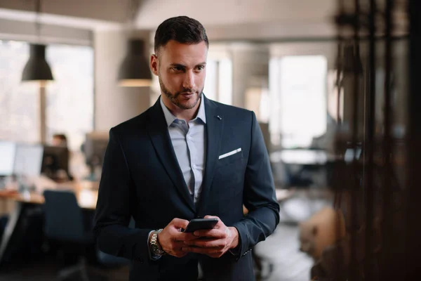 Empresario Traje Usando Teléfono Inteligente Moderno Oficina —  Fotos de Stock