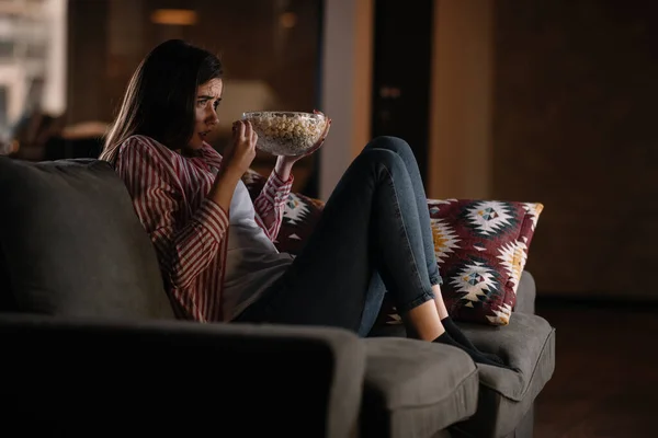 Schöne Frau Die Nachts Wohnzimmer Auf Einer Couch Sitzt — Stockfoto