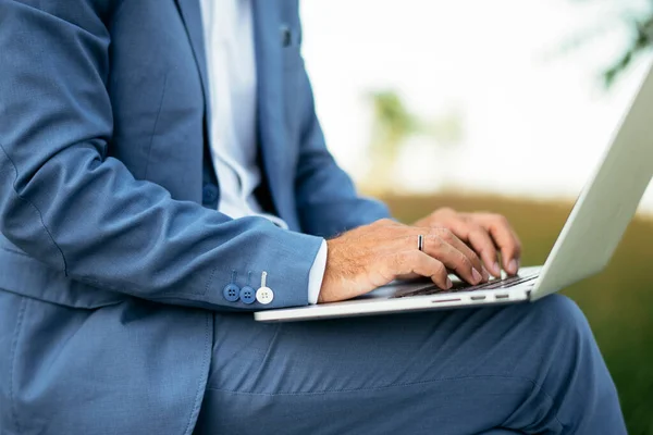 Hombre Negocios Traje Azul Escribiendo Computadora Portátil Aire Libre —  Fotos de Stock