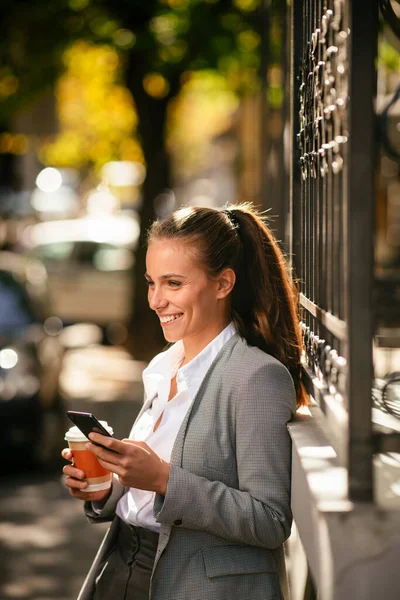 Mladá Podnikatelka Kávu Přestávka Pomocí Telefonu — Stock fotografie