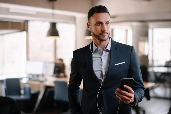 Retrato Hombre Negocios Guapo Traje Escuchar Música Con Teléfono Oficina —  Fotos de Stock