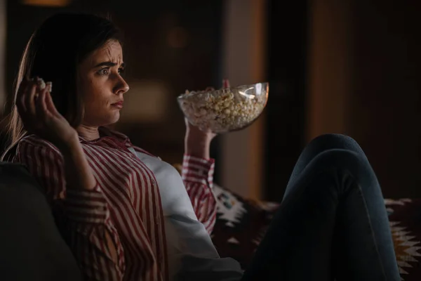 Mulher Bonita Assistindo Filme Noite Sentada Sofá Sala Estar Casa — Fotografia de Stock