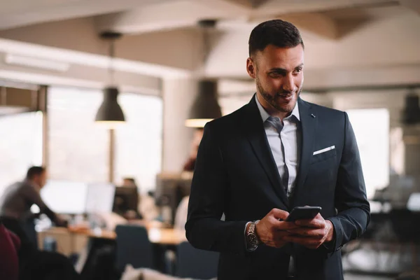 Empresario Traje Usando Teléfono Inteligente Moderno Oficina —  Fotos de Stock