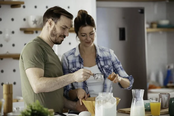 Pareja Joven Haciendo Panqueques Casa Pareja Amorosa Divirtiéndose Mientras Cocina —  Fotos de Stock