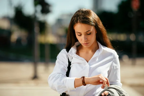 Joven Empresaria Caminando Por Calle Mirando Reloj —  Fotos de Stock