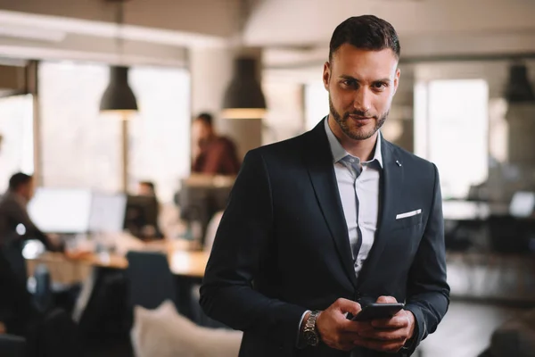 Empresario Traje Usando Teléfono Inteligente Moderno Oficina —  Fotos de Stock