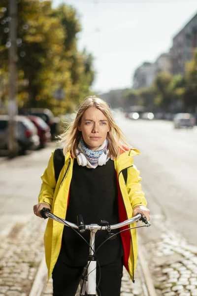 Bisikletli Genç Kadın — Stok fotoğraf