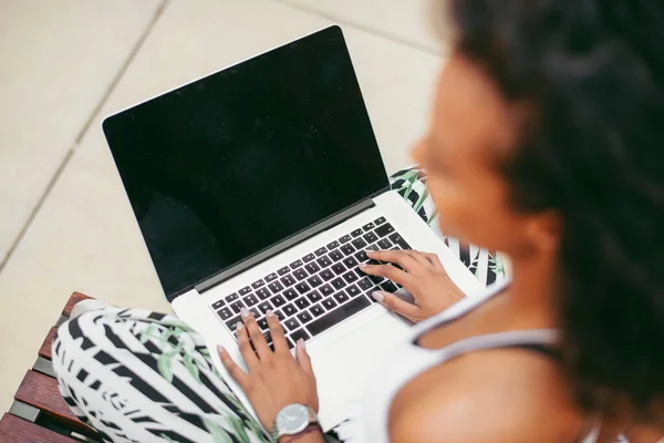 아프리카 여성이 노트북을 사용하고 있습니다 공원에 헝클어진 머리를 아름다운 — 스톡 사진