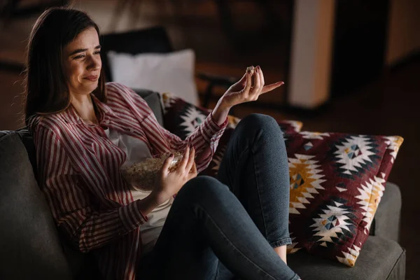 Mooie Vrouw Kijken Film Nacht Zitten Een Bank Woonkamer Thuis — Stockfoto