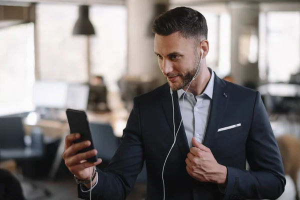 Retrato Hombre Negocios Guapo Traje Escuchar Música Con Teléfono Oficina —  Fotos de Stock