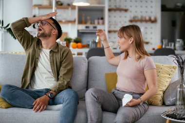 Çift evdeki kanepede çığlık atıyor.