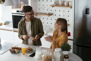 Mutlu çift evde kahvaltı yapıyor.