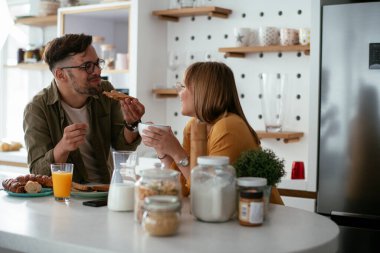 Mutlu çift evde kahvaltı yapıyor.