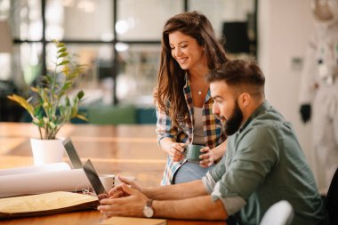 Masaüstünde birlikte çalışan yeni iş ortakları. Bir proje üzerinde çalışan iş adamı ve iş kadını.