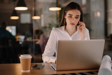 Geceleri çalışan bir kadın.