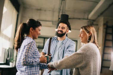 Modern açık uzay ofisinde sıradan iş adamları konuşuyor.. 