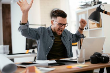 Ofis masasında oturan genç iş adamı