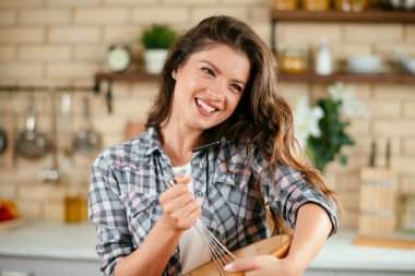 Güzel genç bayan mutfakta sebze salatası hazırlıyor..