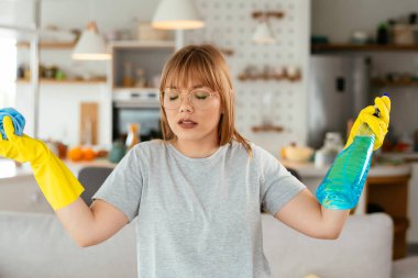 Evini temizleyen üzgün kadın. Evde yorgun bir kadın var..