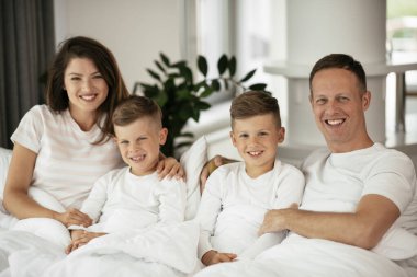 Aile evde birlikte vakit geçiriyor.