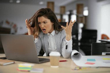 Masada çalışan yorgun iş kadını.