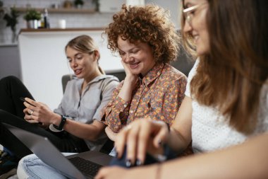Ofiste kız arkadaşlar konuşuyor ve gülüyor. Ofiste kahve içen güzel kadınlar