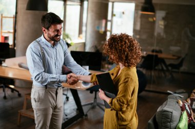 Ofiste çalışan erkek ve kadın.
