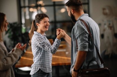 İşadamları ofiste yeni bir iş projesi üzerinde tartışıyorlar.