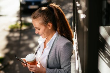 Kahve molasında olan genç iş kadını.