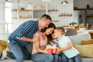 İki küçük oğlu olan baba annelerine bir hediye veriyor. Annem oğullarından ve kocasından hediye aldığına şaşırdı.
