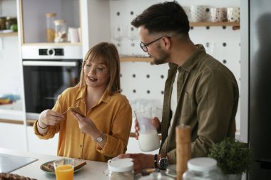 Mutlu çift evde kahvaltı yapıyor.