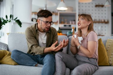 Çift evdeki kanepede çığlık atıyor.