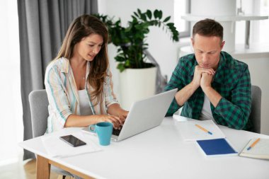 Evde çalışan çift, serbest çalışma kavramı