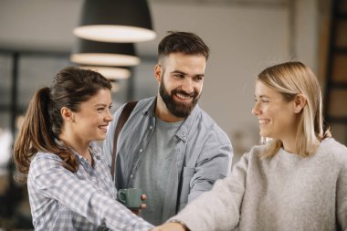 Modern açık uzay ofisinde sıradan iş adamlarından oluşan bir grup. İş kadınları ve işadamları yeni proje hakkında konuşuyor.