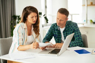 Evde çalışan çift, serbest çalışma kavramı