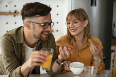 Mutlu çift evde kahvaltı yapıyor.