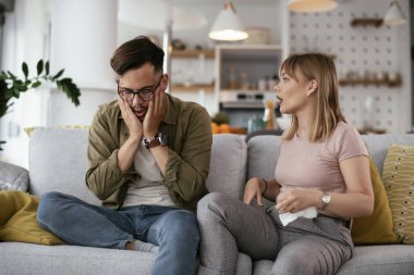 Çift evdeki kanepede çığlık atıyor.