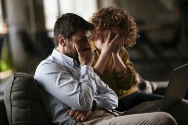 İş kadını ve işadamı ofiste iş tartışıyorlar. Birlikte çalışan iki arkadaş..