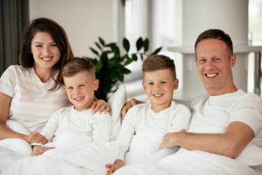 Aile evde birlikte vakit geçiriyor.