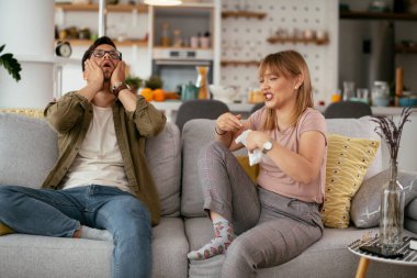 Çift evdeki kanepede çığlık atıyor.