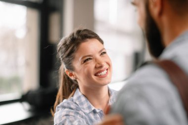 Modern açık uzay ofisinde sıradan iş adamları konuşuyor.. 