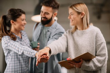 Modern açık uzay ofisinde sıradan iş adamlarından oluşan bir grup. İş kadınları ve işadamları yeni proje hakkında konuşuyor.