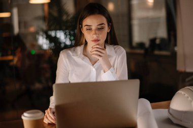 Geceleri çalışan bir kadın.