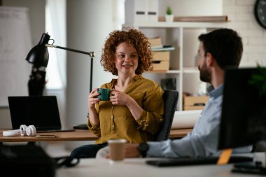 Ofisteki iş adamları. İş kadını ve işadamı kahve içerken iş tartışıyorlar.