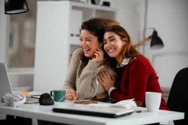 kız arkadaşlar ofiste mola veriyorlar. 