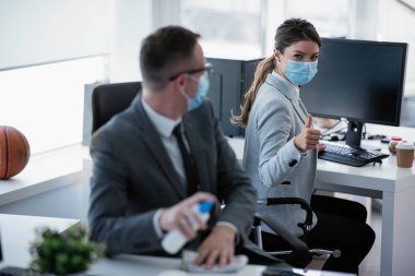 İş adamı dezenfekte masasında. Covid-19 konsepti.