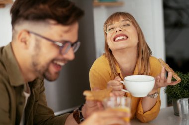 Mutlu çift evde kahvaltı yapıyor.