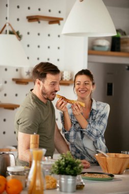 Genç çift evde krep yapıyor. Sevgili çift yemek yaparken eğleniyor..