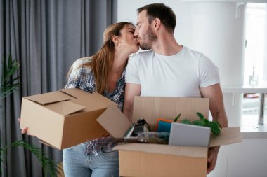 Erkek arkadaşı ve kız arkadaşı bir daireye taşınıyorlar. Genç çift eşyalarını boşaltıyorlar..