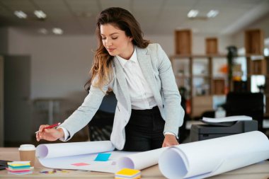 Ofiste proje üzerinde çalışan güzel bir genç kadın.